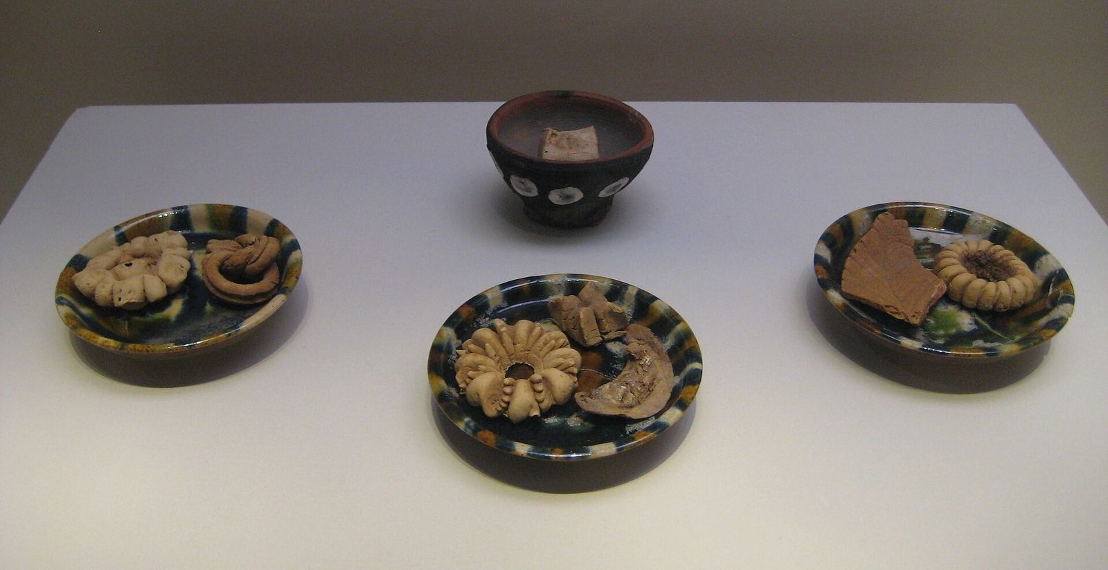 吐鲁番阿斯塔那唐墓出土的饺子和各式点心，1972年与盛放它们的碗盘一同出土