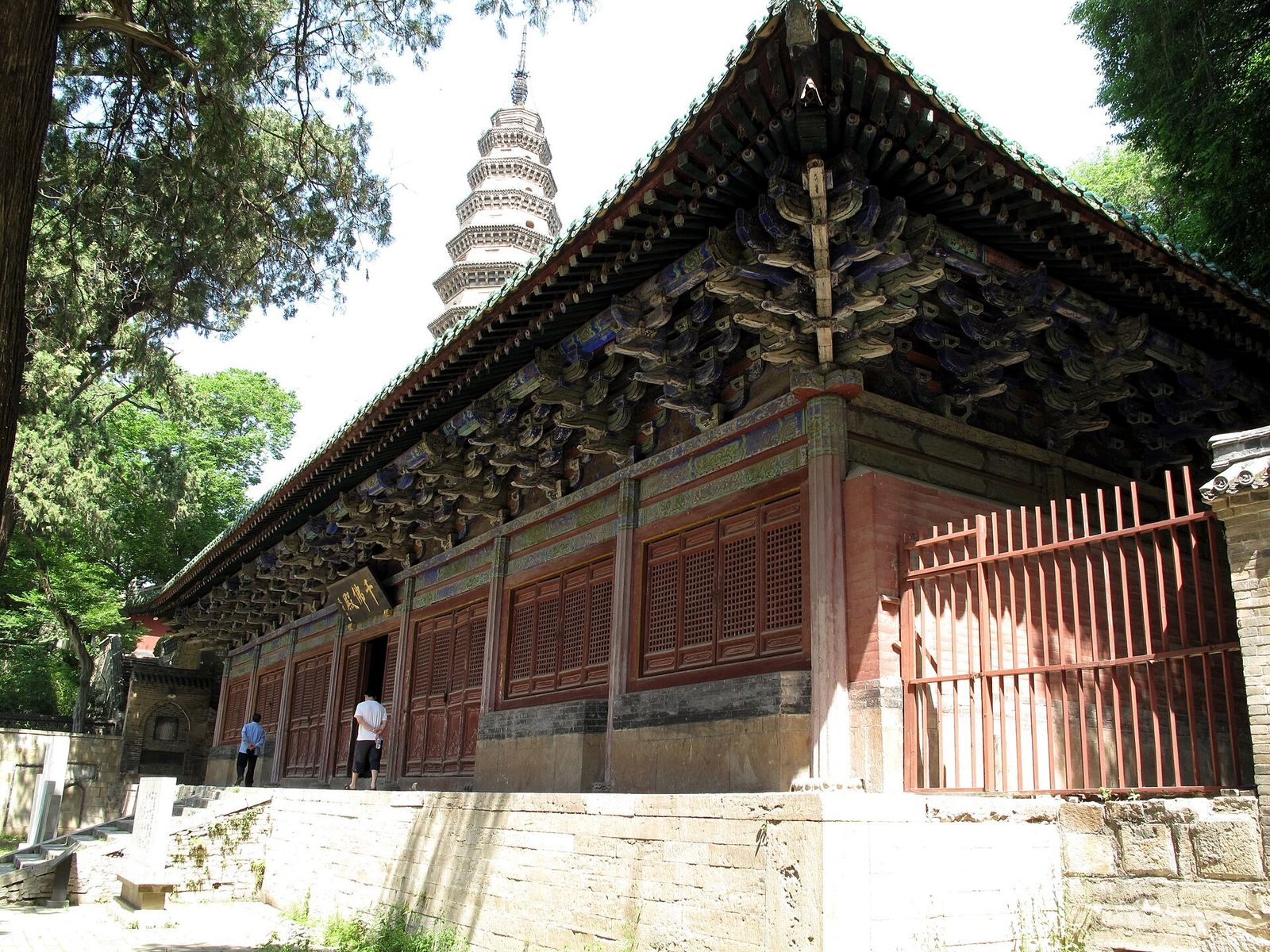 山东长清灵岩寺千佛殿,殿后露出辟支塔的塔身