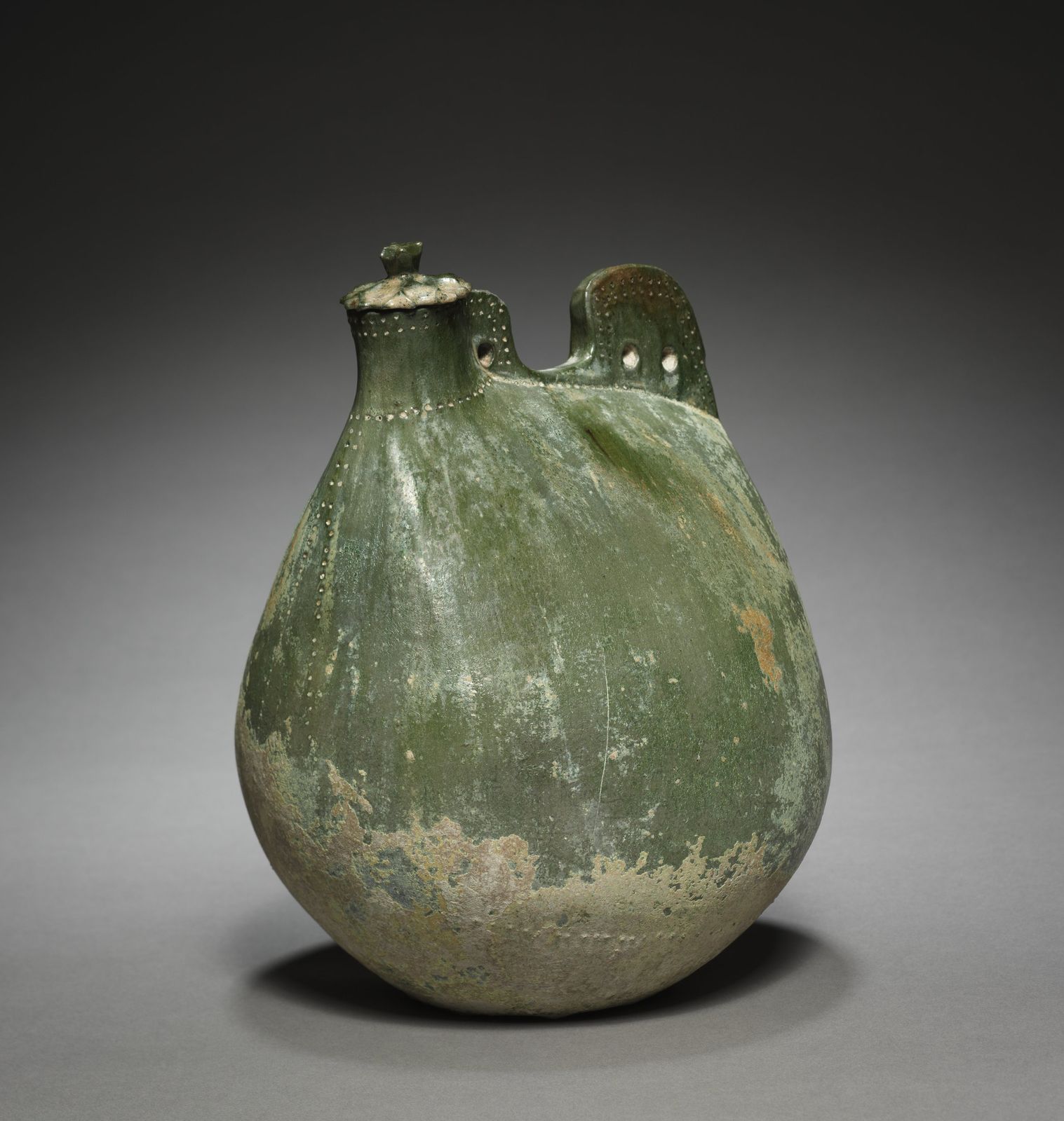 辽代绿釉皮囊形壶，916—1125年，通高24.5厘米