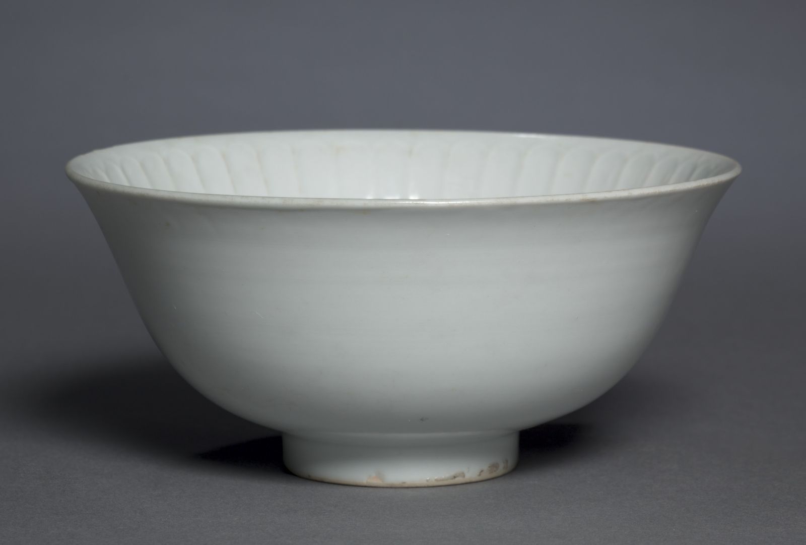 元代景德镇枢府瓷碗，十四世纪，口径17.2厘米