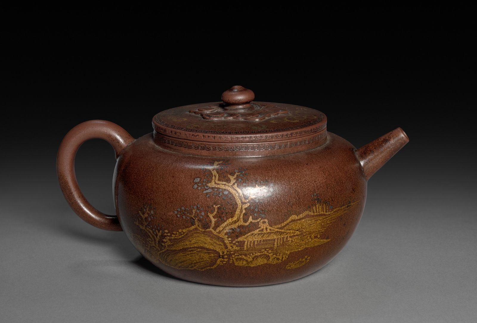 清乾隆时期宜兴紫砂描金山水御题诗茶壶(约1762—1795年),高7.5厘米,腹径10.8厘米,连流宽15厘米